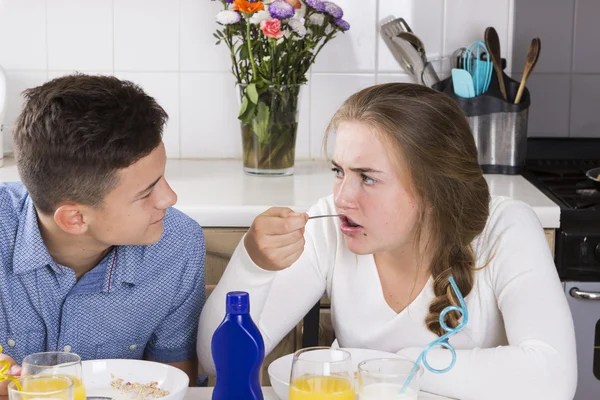 Teenage couple having breakfast together — Stock Photo, Image
