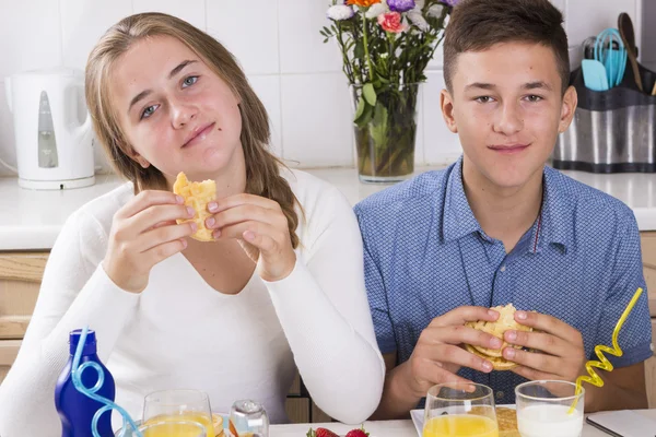 Teenage par har frukost tillsammans — Stockfoto