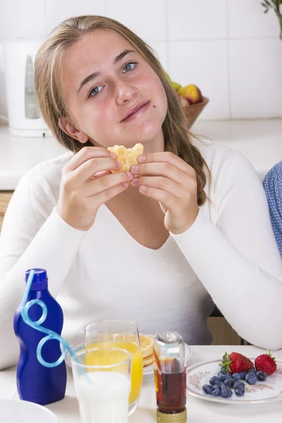 Ritratto di ragazza con colazione — Foto Stock