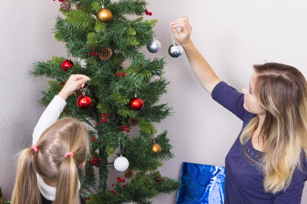 Familjeporträtt nära nyår träd — Stockfoto