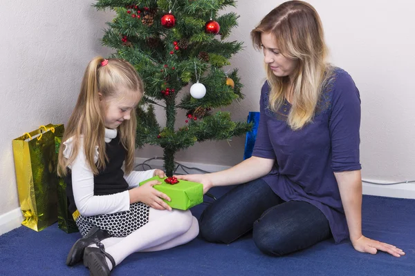 Mother and daughter with presents — Stock Photo, Image