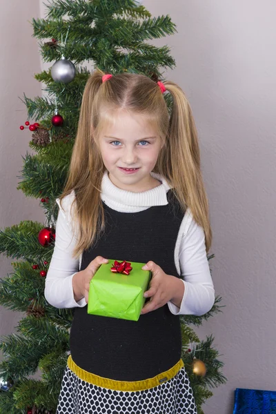 Schattig meisje in de buurt van Nieuwjaar boom Stockafbeelding