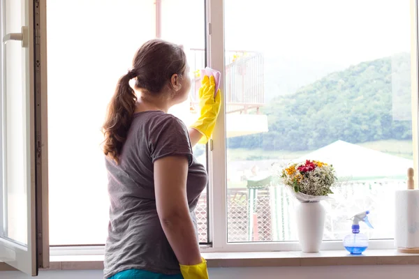 Jovem limpeza menina na cozinha — Fotografia de Stock