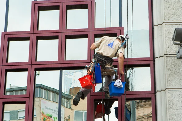 Limpiador de ventanas lavado elevación de las ventanas del edificio — Foto de Stock