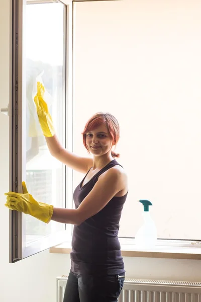 Pretty teenage girl washing window — Stock Photo, Image