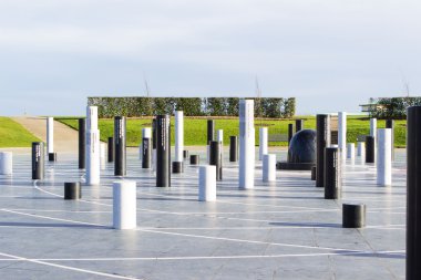 Mk Rose anıt ve sütunlar altında bulutlu gökyüzü, Milton Keynes