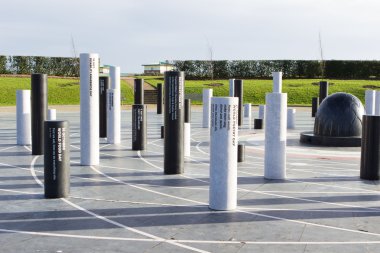 Mk Rose anıt ve sütunlar altında bulutlu gökyüzü, Milton Keynes