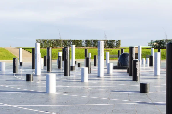 Das mk rose denkmal und säulen unter bewölktem himmel, milton keynes — Stockfoto