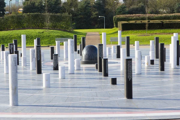 Mk Rose anıt ve sütunlar, Milton Keynes, İngiltere