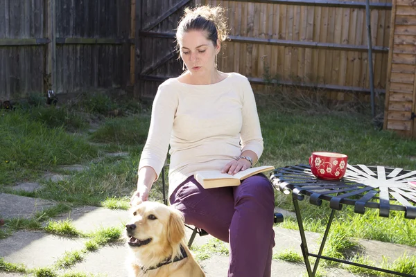 Linda chica jugando con perro al aire libre — Foto de Stock