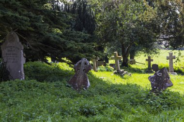 Anglikan Holy Trinity Kilisesi eski Wolverton, Mil içinde Churchyard