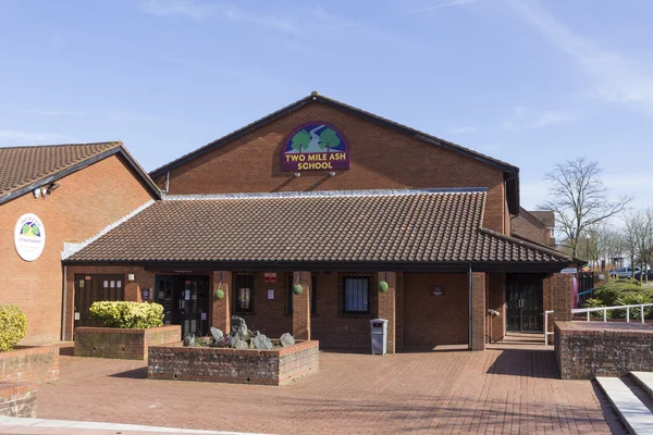 İki mil kül okul binası, Milton Keynes