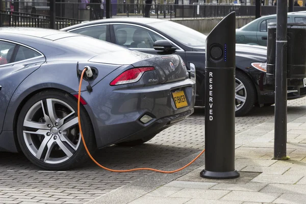 Estación de carga de coches eléctricos en Milton Keynes, Reino Unido — Foto de Stock