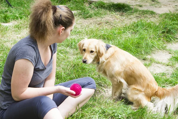 Chica bonita jugando con el perro al aire libre — Foto de Stock