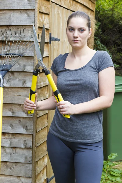 Junge Frau mit Gartenschere im Garten — Stockfoto