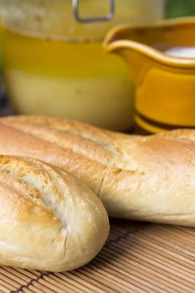 Französisches Brot, Honig und Milch — Stockfoto