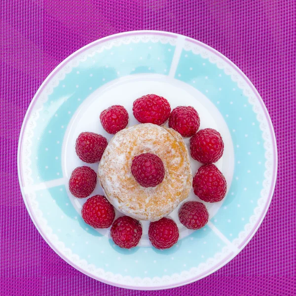 Glazed doughnut with raspberry close up — Stock Photo, Image