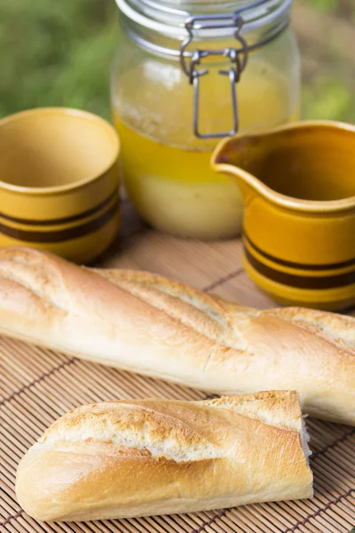 Panes franceses, miel y leche — Foto de Stock