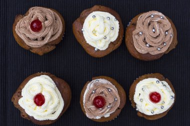 Krem şantili lezzetli kek.