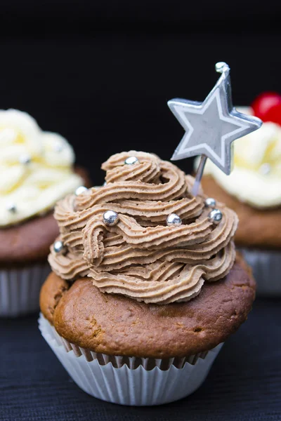 Delicioso cupcake con crema batida Imagen de archivo