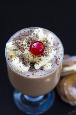 Lezzetli muzlu süt ile krem şanti