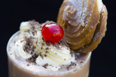 Lezzetli muzlu süt ile krem şanti