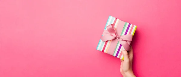 Manos Niña Sosteniendo Caja Regalo Papel Artesanal Con Como Regalo — Foto de Stock