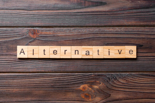 альтернативное слово, написанное на дереве. альтернативный текст на столе, концепция.