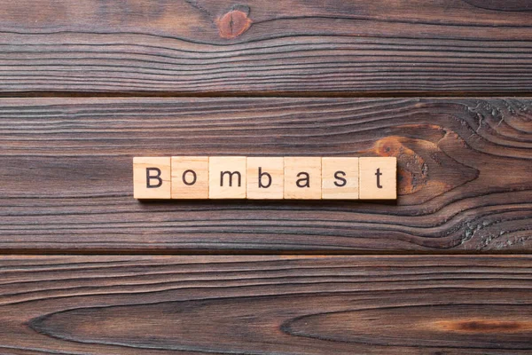 Bombast Wort Auf Holzblock Geschrieben Bombast Text Auf Zementtisch Für — Stockfoto