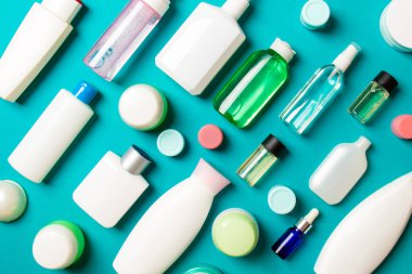 Plastik gövde bakımı şişesi düz kompozisyonu ve renkli arka plan boşluğuna kozmetik ürünler dizayn edilmişti. Beyaz Kozmetik kapları kümesi, kopya alanı ile üst görünüm.