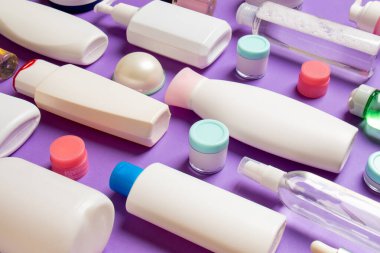 Plastik gövde bakımı şişesi düz kompozisyonu ve renkli arka plan boşluğuna kozmetik ürünler dizayn edilmişti. Beyaz Kozmetik kapları kümesi, kopya alanı ile üst görünüm.