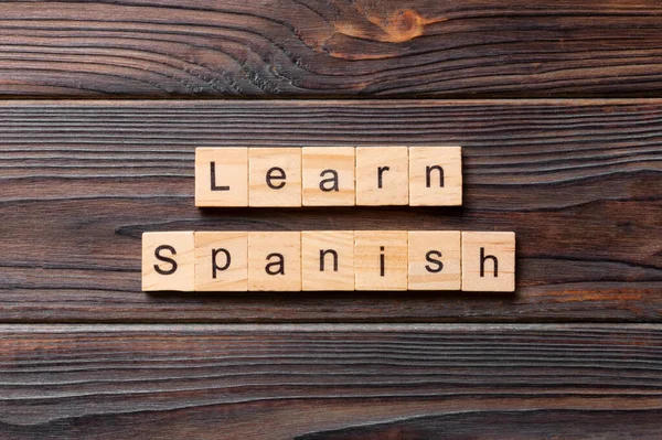Выучите Испанское Слово Написанное Деревянном Блоке Изучение Испанского Текста Столе — стоковое фото