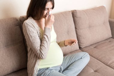 Hasta hamile kadın evdeki dokulara burun sümkürmeye başladı. Binlerce yıllık sağlıklı sağlık sigortası kavramı..