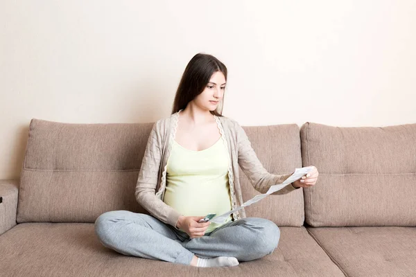 Lady Pregnant Reading Instrução Para Comprimidos Prescritos Conceito Saúde Medicina — Fotografia de Stock