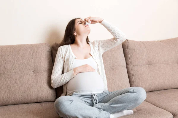 Malata Donna Incinta Soffiare Naso Nel Tessuto Casa Concetto Sanitario — Foto Stock