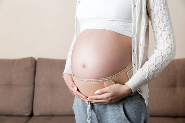 Schwangere Liegt Auf Dem Sofa Bauchstützverband Mutterschutz Konzept Unterstützt Produkte — Stockfoto