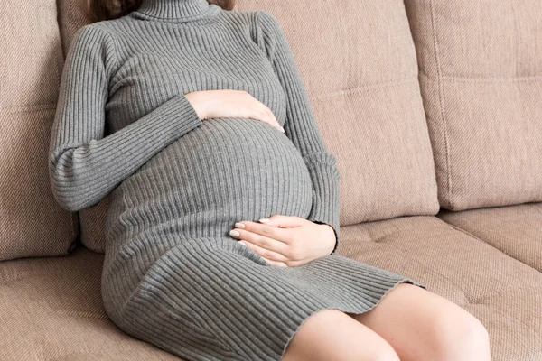 Donna Incinta Bel Vestito Piedi Sulla Casa — Foto Stock