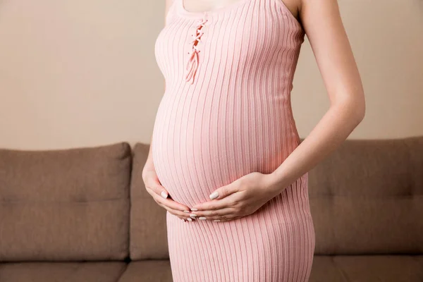 Schwangere Frau Schönem Kleid Steht Auf Dem Haus — Stockfoto