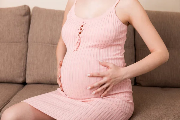 Terhes Hölgy Akinek Masszázs Alsó Has Kanapén Beltérben Terhességi Problémák — Stock Fotó