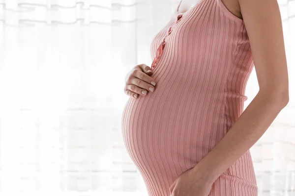 Hübsche Junge Schwangere Frau Steht Haus Fenster — Stockfoto