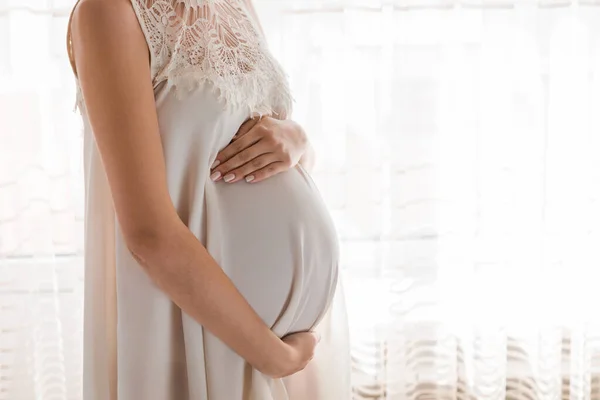 Mooie Jonge Zwangere Vrouw Bij Het Raam Huis — Stockfoto