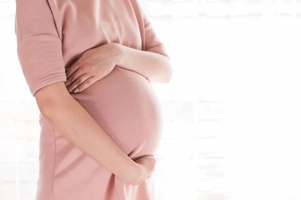 Hübsche Junge Schwangere Frau Steht Haus Fenster — Stockfoto