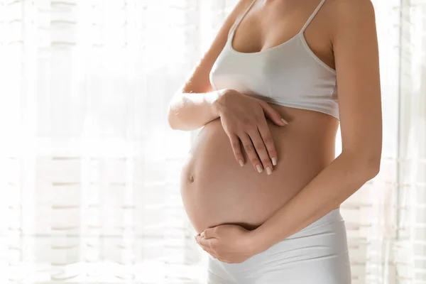 Jolie Jeune Femme Enceinte Debout Près Fenêtre Maison — Photo