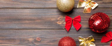 Noel balolarının ve ahşap arka planda fotokopi alanı olan yaratıcı dekorasyonların afişi. Yeni yıl konsepti.