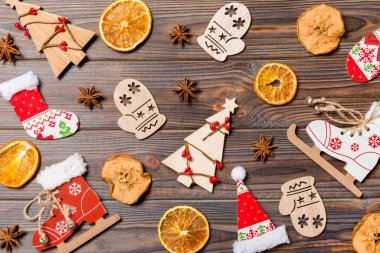 Ahşap arka planda Noel oyuncaklarının en üst görüntüsü. Yeni yıl süsü. Tatil kavramı.