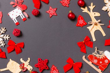 Noel oyuncakları ve süslemeleri olan siyah bir arkaplan. Tasarımınız için boş alanı olan mutlu yıllar konsepti.