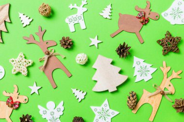 Noel oyuncakları ve dekorasyonlarla dolu yeşil bir arka plan. Mutlu yıllar konsepti.