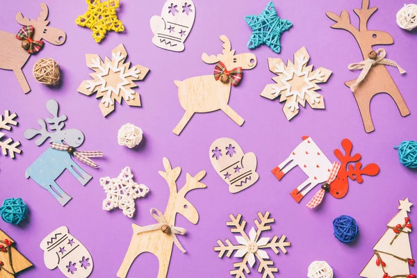 Праздничные Украшения Игрушки Фиолетовом Фоне Концепция Веселого Рождества — стоковое фото