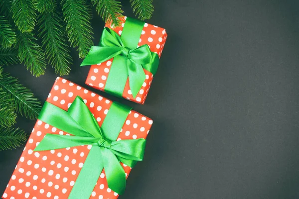 礼品盒和枞树分枝的顶视图 背景五彩斑斓 圣诞快乐的概念 为你的设计留有空隙 — 图库照片