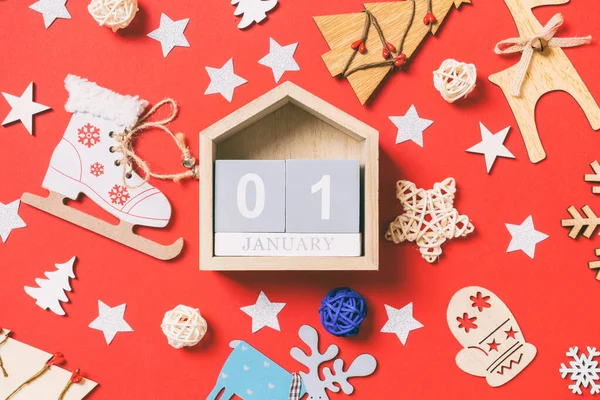 Horní Pohled Dřevěný Kalendář Vánoční Hračky Dekorace Červeném Vánočním Pozadí — Stock fotografie